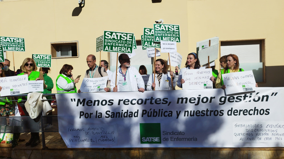 Concentración en Torrecardenas Almeria por la renovacion eventuales SAS